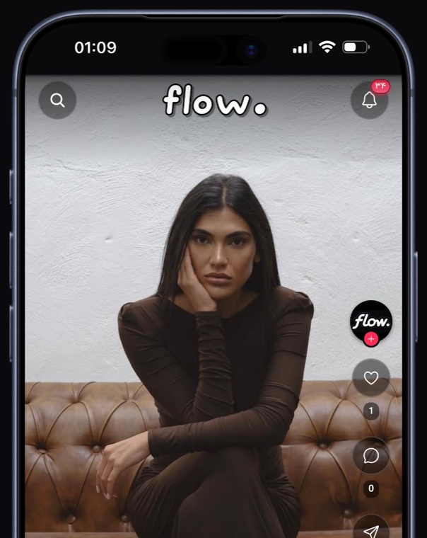 اپ flow روی گوشی: فید با پست یک محصول، دکمه‌های پسند و چت